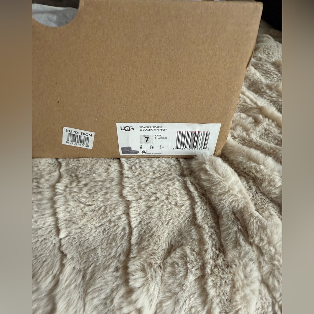 UGG Women’s 7 Gray Fur-Lined Boots - Picture 2 of 3